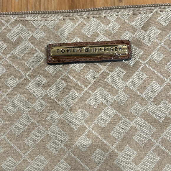 NEW Tommy Hilfiger Wristlet - Picture 7 of 7